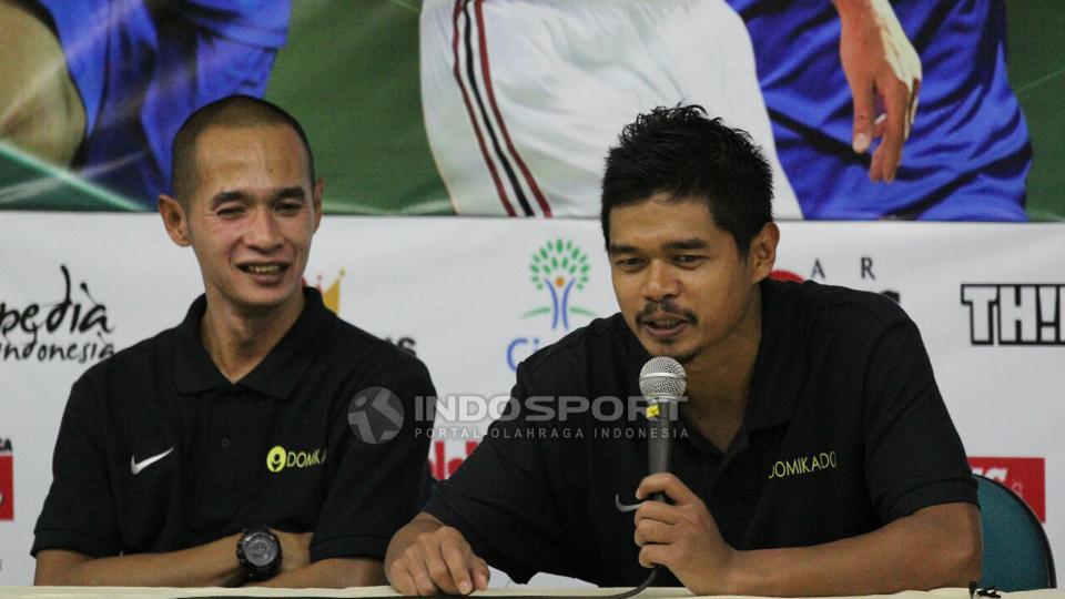 Pemain Indonesia Legend Bambang Pamungkas dan Kurniawan Dwi Julianto pada sesi presconference usai laga Indonesia Legend vs World Legend di Media Centre SUGBK, Sabtu (6/7). - INDOSPORT